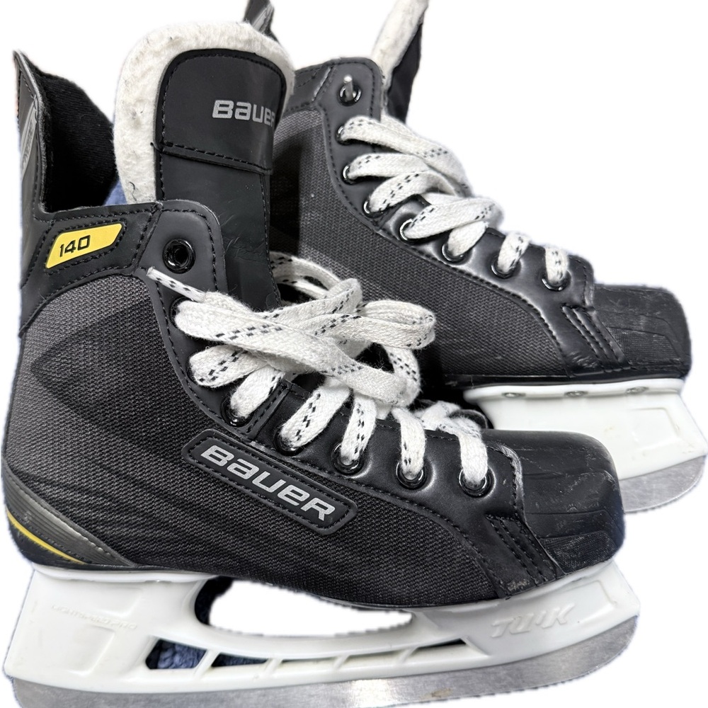 Bauer size 4R Hockey Skates, EUC